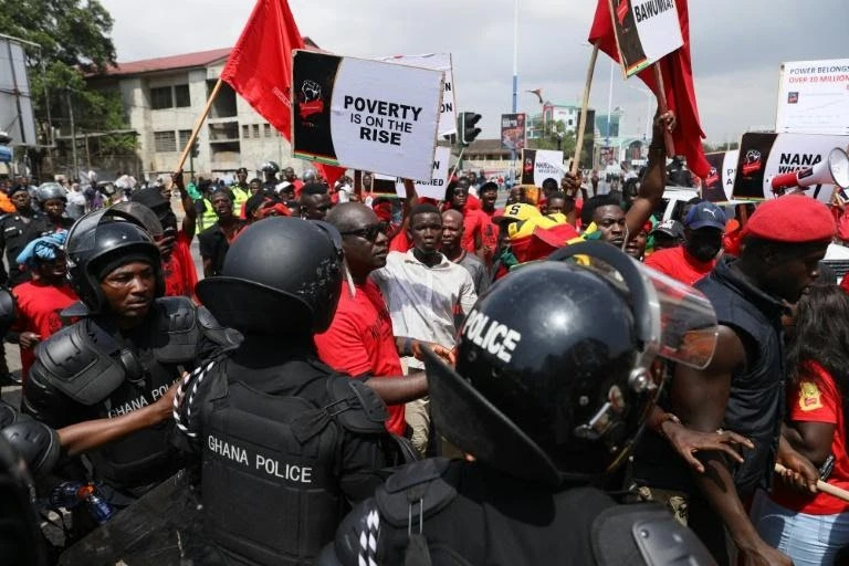 Ghana : Des manifestants dans les rues d’Accra, dénoncent l’inaction du gouvernement face au phénomène de l’orpaillage illégal, de nombreuses arrestations
